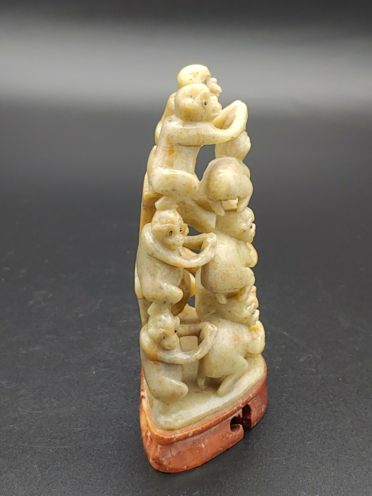 青田石雕像 群猴献瑞 Chinese Qingtian Stone Carved Monkey Stacking Dedicate Peach Figurine