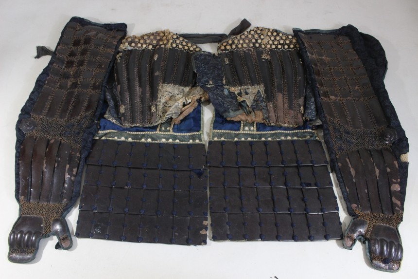 SANGU (kote, haidate, Suneate set) of YOROI : EDO : kote 28.3 × 7.9 ” 2.9kg