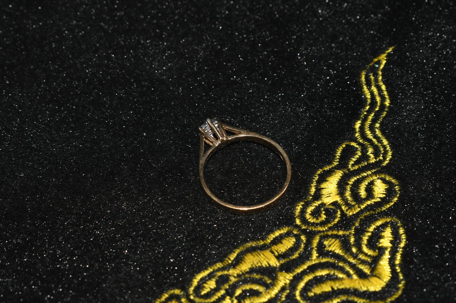 Antique Old Victorian 14K Solid Gold Diamond Ring in good Condition