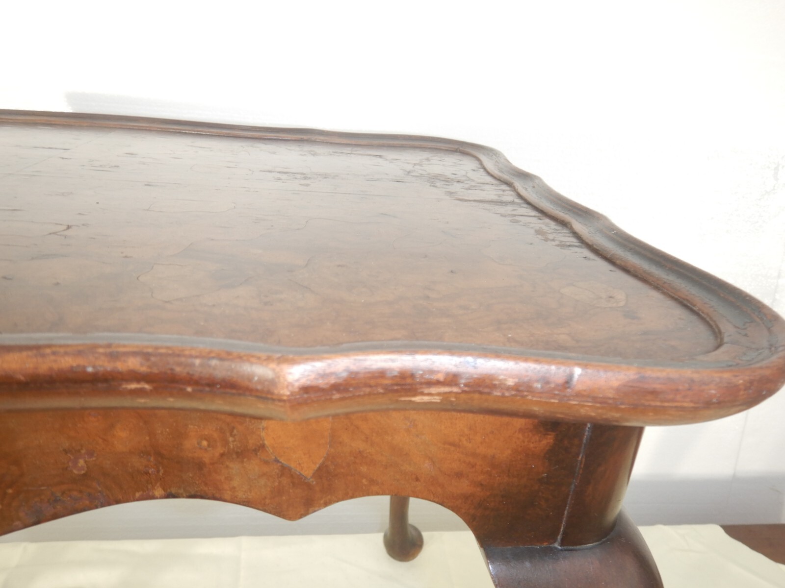 Queen Anne style Oyster veneered top End Table Nightstand Stand Mahogany