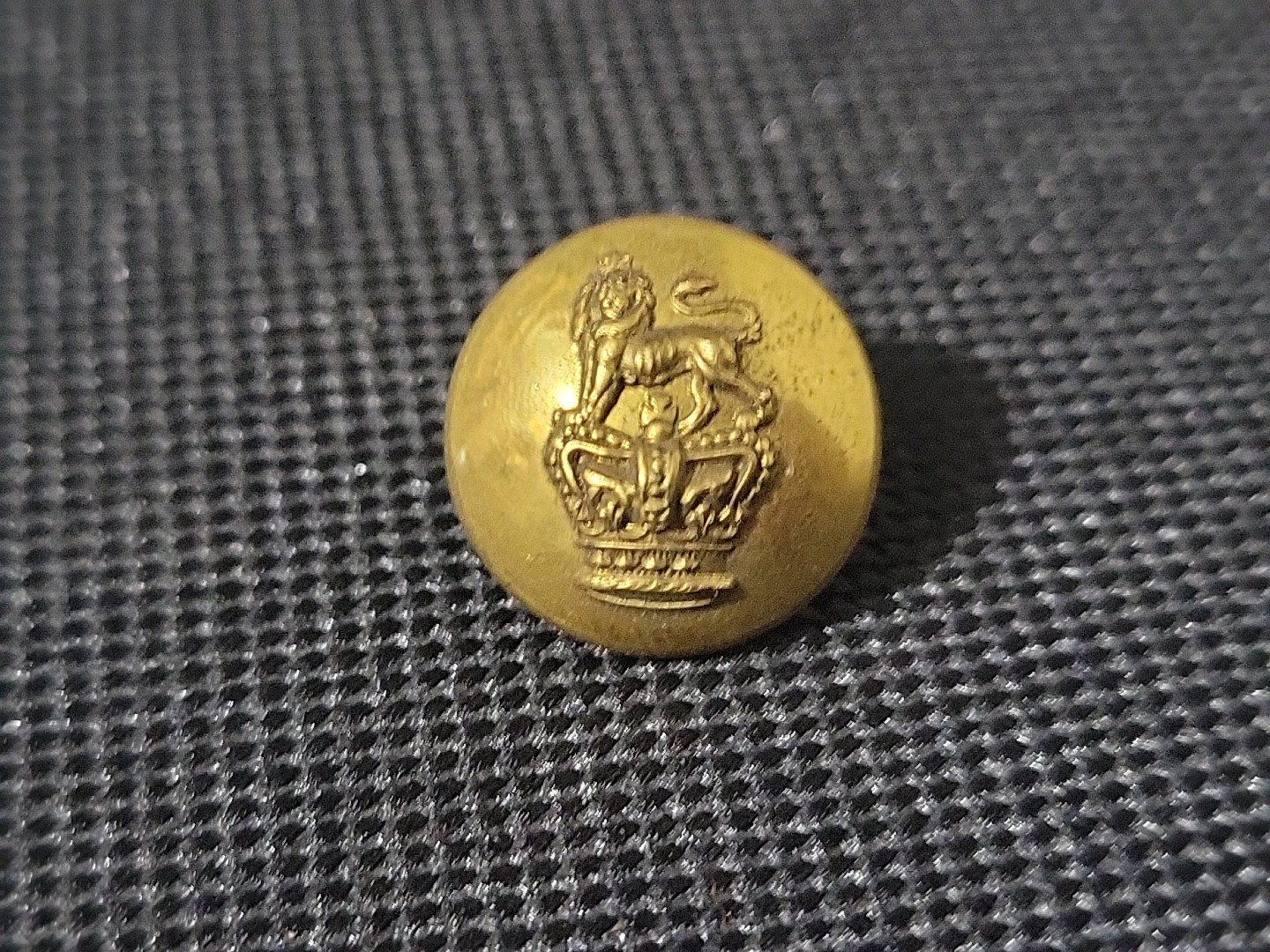 British Army General Service Button Lion on Crown Victorian Antique