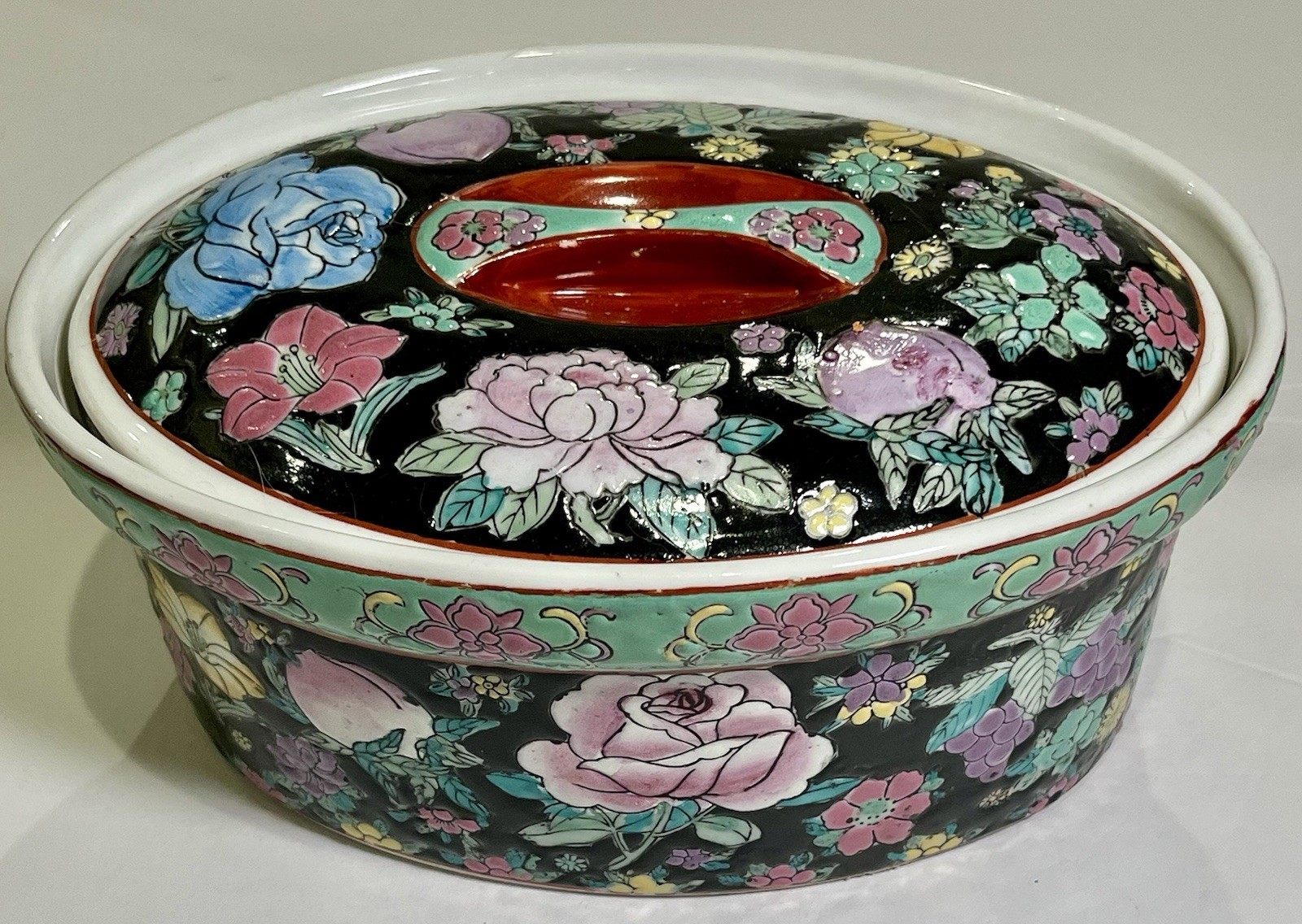 CHINESE KUANG FAMILLE ROSE NOIR OVAL COVERED BOWL RAISED FLOWER ON BLACK 9 1/8″