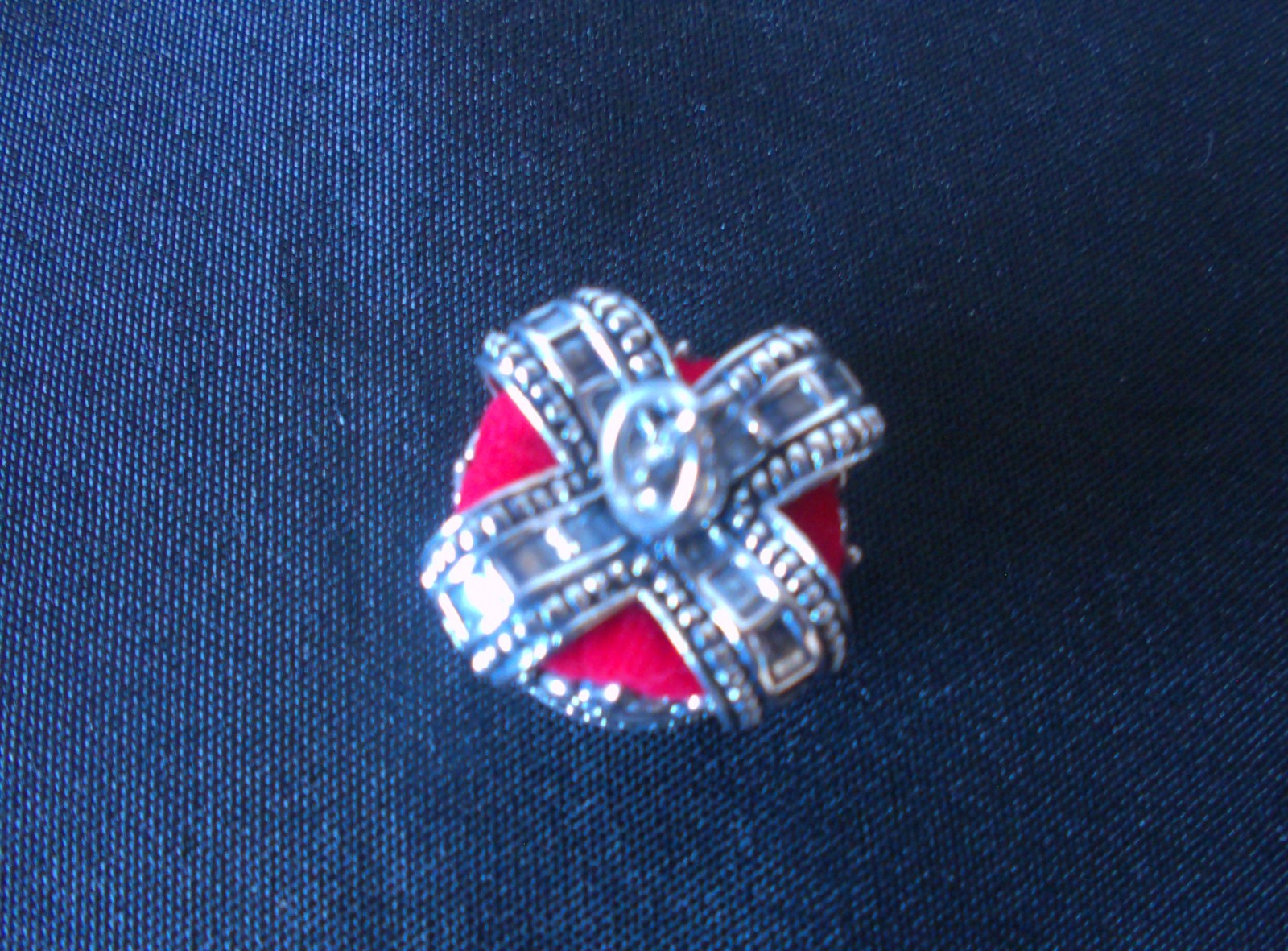 Solid Silver Crown Pin Cushion Stunning design Looks Brand New Hallmarked