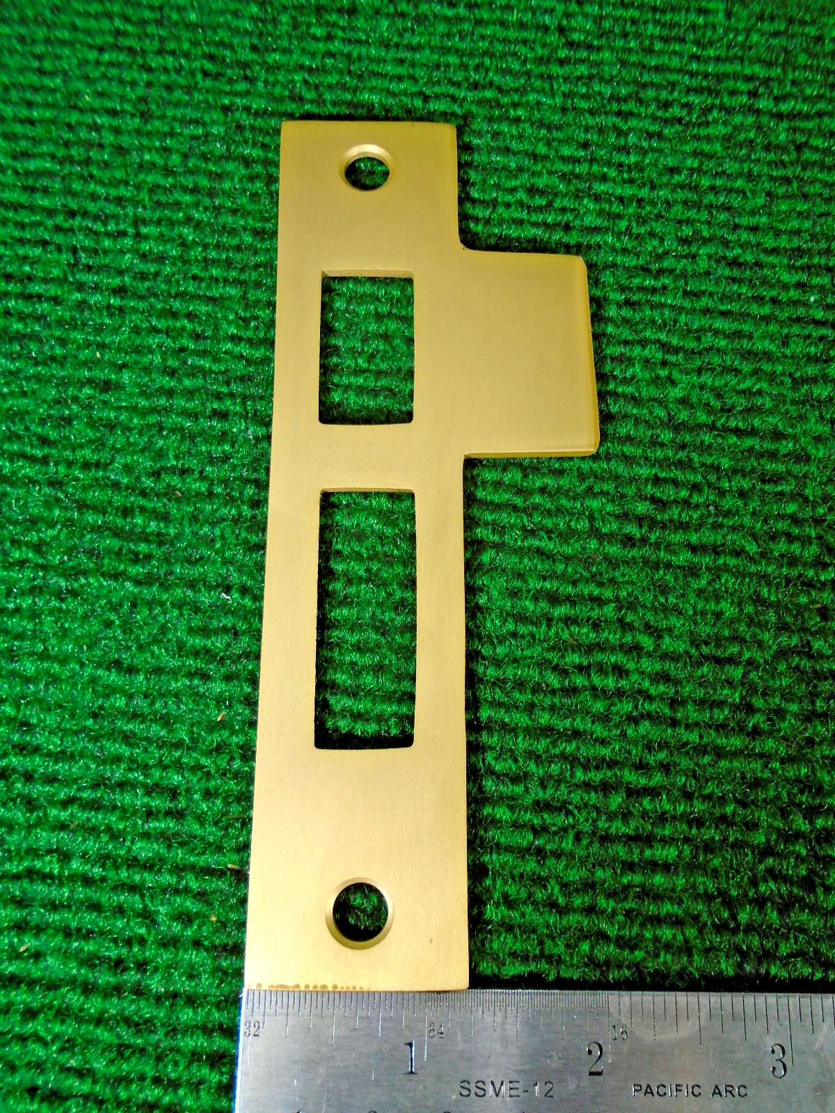 BRASS 5 1/2″ ENTRY LOCK STRIKEPLATE – REVERSIBLE (33131)