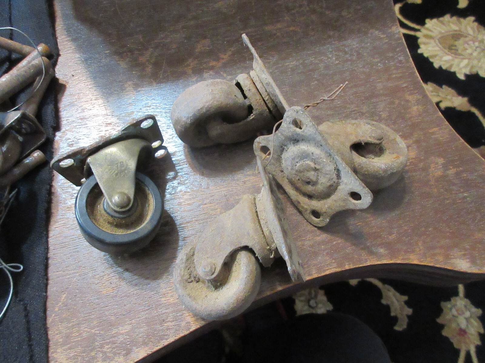 4 Vintage Casters Cast Iron 4 Holes Flat tops 1.5″ wheels 1 rubber wheel nonmatc