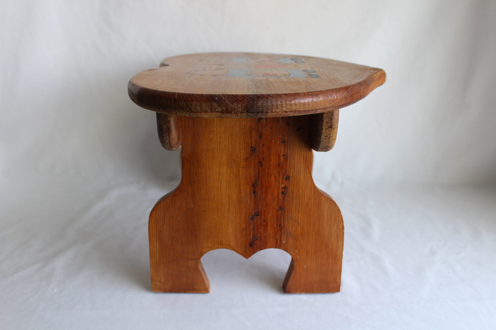 Vtg Heart Shaped Solid Wood Step Stool Hand Painted Folk Art, 8.75Hx11”x14.75”