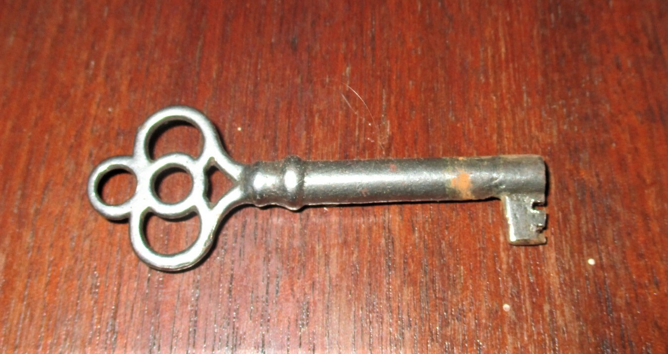 ANTIQUE USA VICTORIAN WOOD FURNITURE CABINET CAST IRON KEY LOCK HOME WALL SHELF