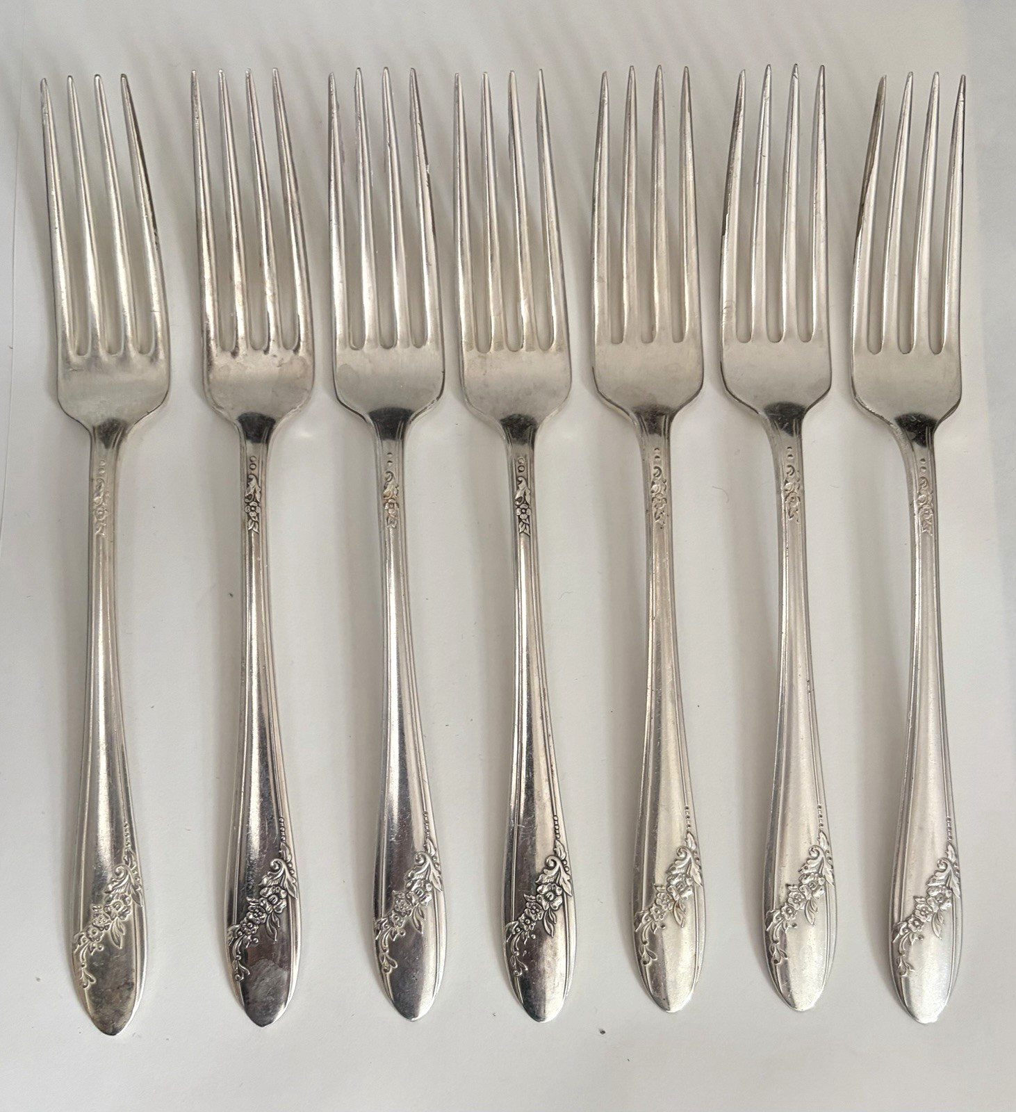 Lot 7 DINNER FORKS 7.5″ – 1946 QUEEN BESS II – Oneida Tudor Silverplate