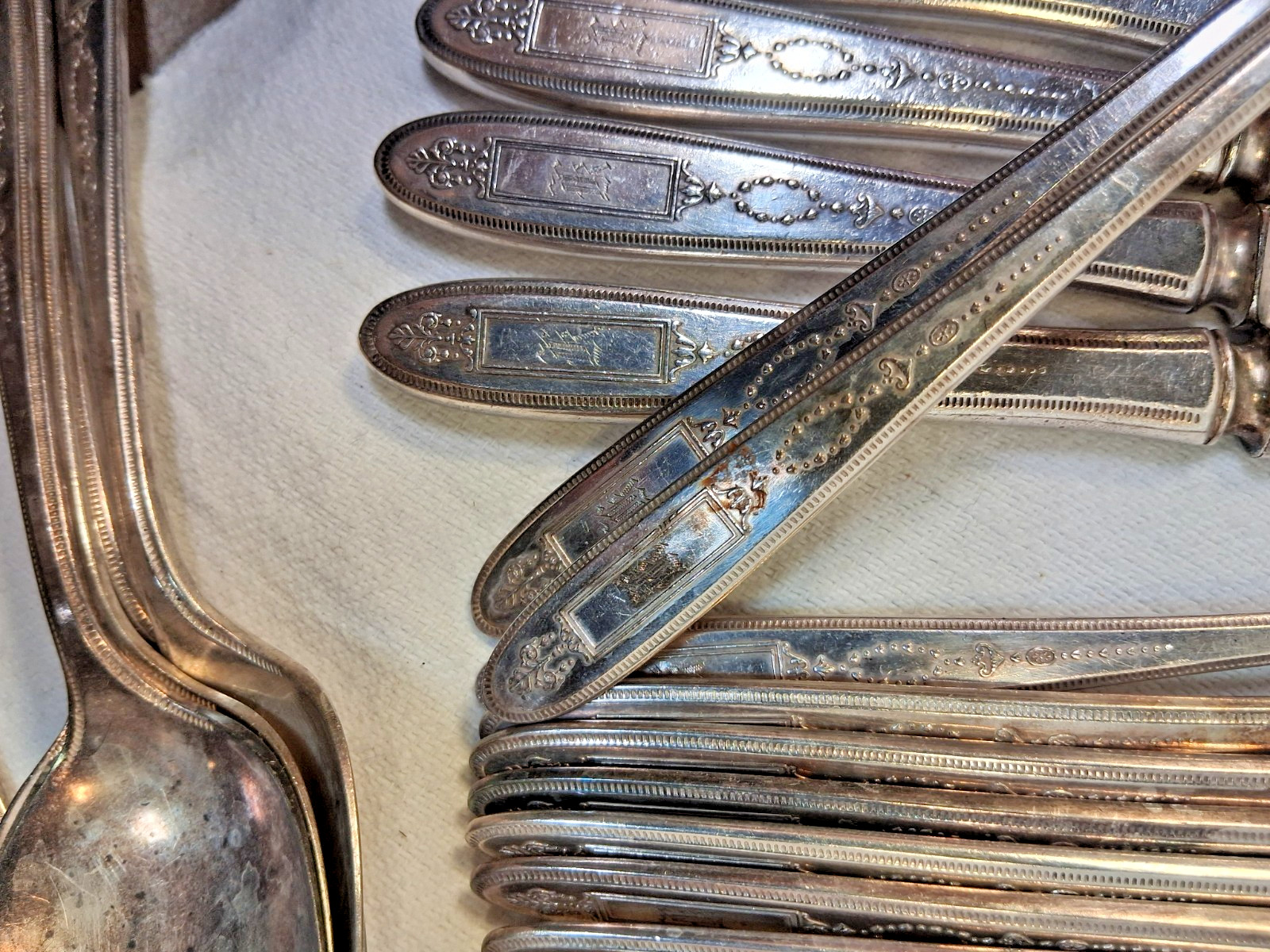 70pc Set Community Plate Grosvenor 1921 Pattern Flatware Silverplate Monogramed