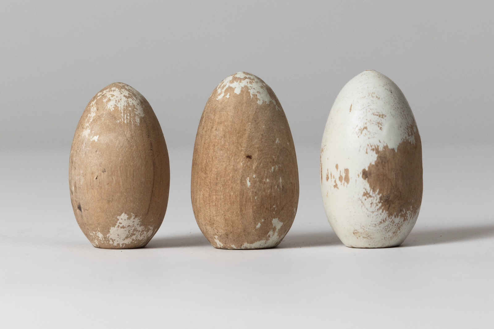 ANTIQUE AMERICANA FOLK ART AAFA 3 OLD WOOD ORIGINAL WHITE PAINTED CHICKEN EGGS