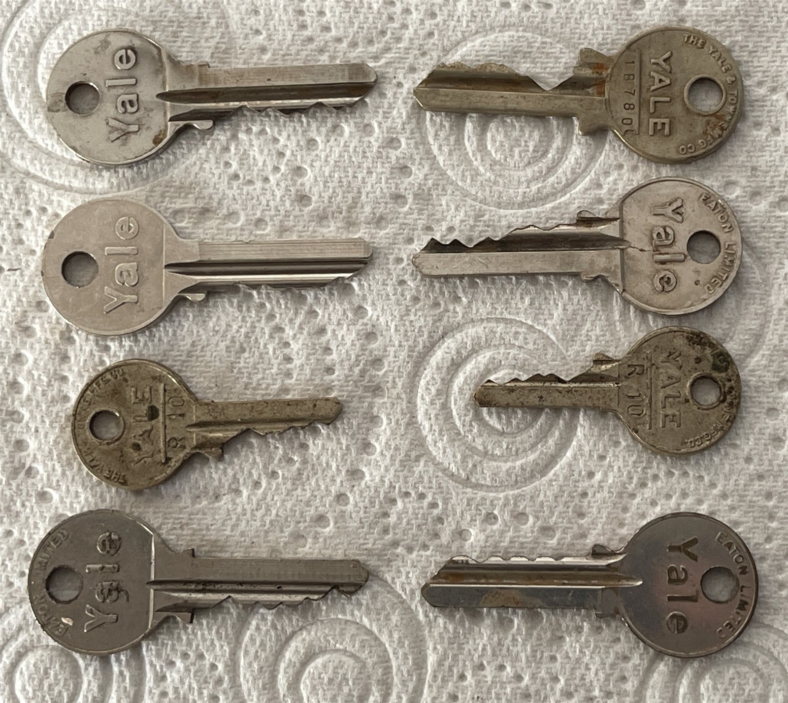 Job Lot 8 Mixed Vintage Flat Metal Keys ALL ARE YALE Branded #pG825
