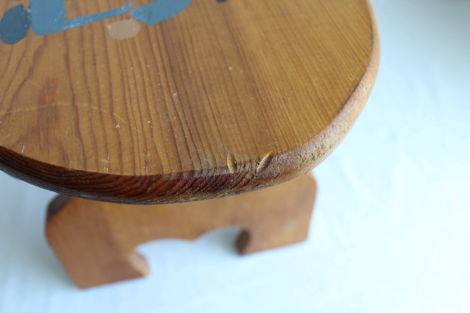 Vtg Heart Shaped Solid Wood Step Stool Hand Painted Folk Art, 8.75Hx11”x14.75”