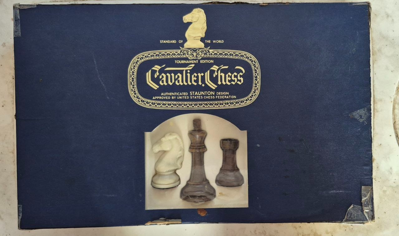 VINTAGE 1967 CAVALIER CHESS SET