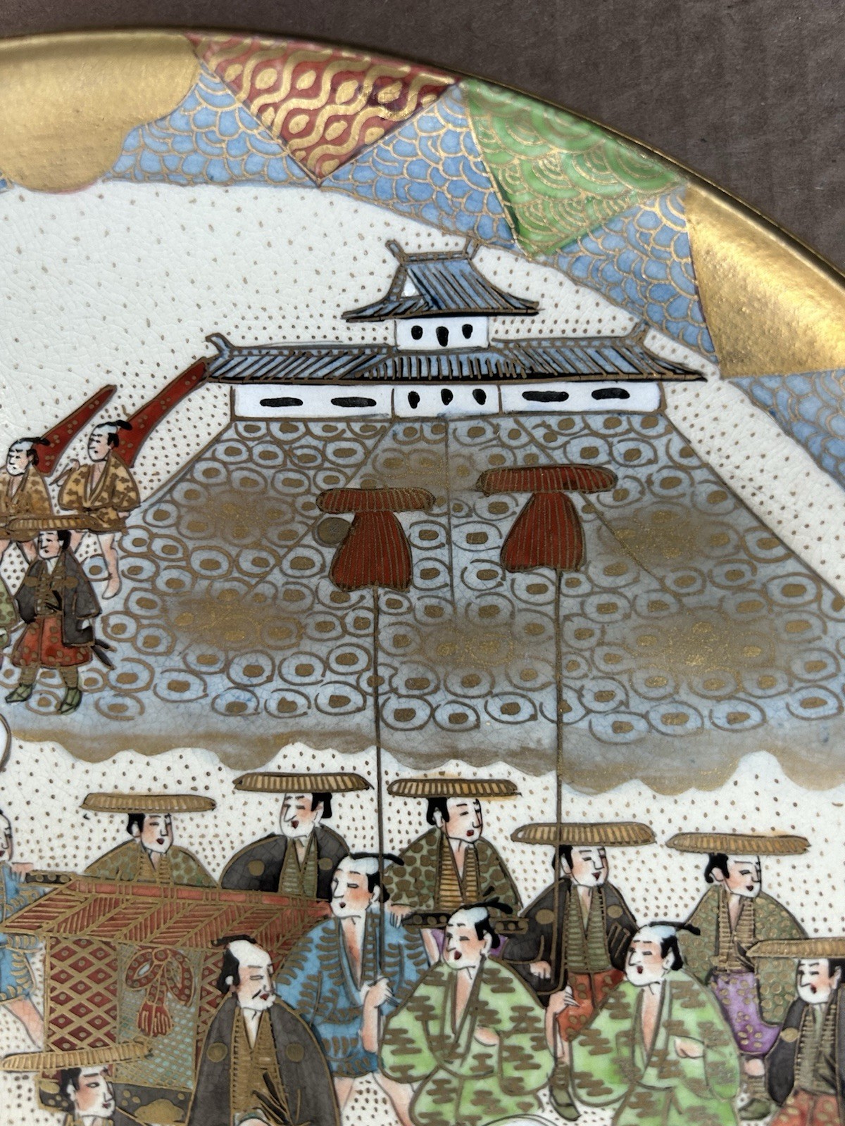 A FINE JAPANESE MEIJI PERIOD PROCESSIONAL SATSUMA PLATE