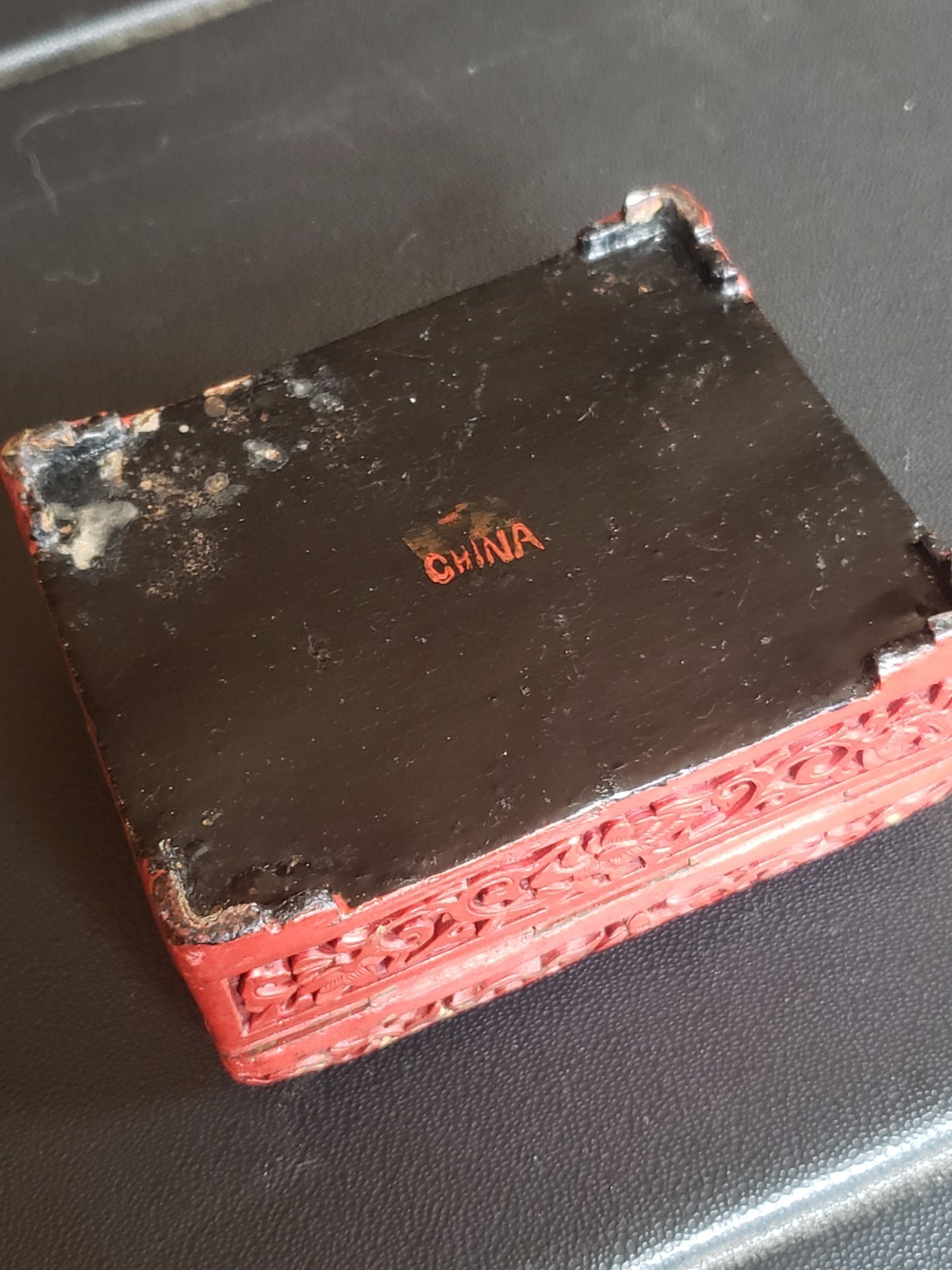 ANTIQUE c1920 CHINESE CINNABAR & BLACK LACQUER BOX BUG BEETLE DEEP CARVING