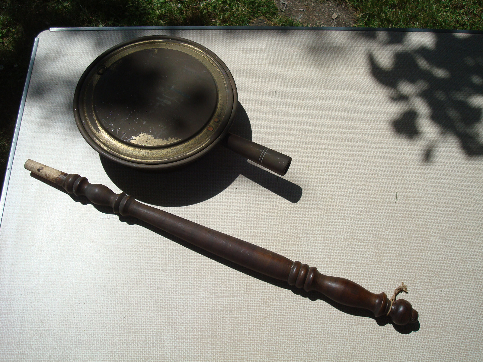 ANTIQUE BRASS ‘PEERAGE’ BED WARMING PAN WITH WOODEN HANDLE APPROX. 35″ LONG