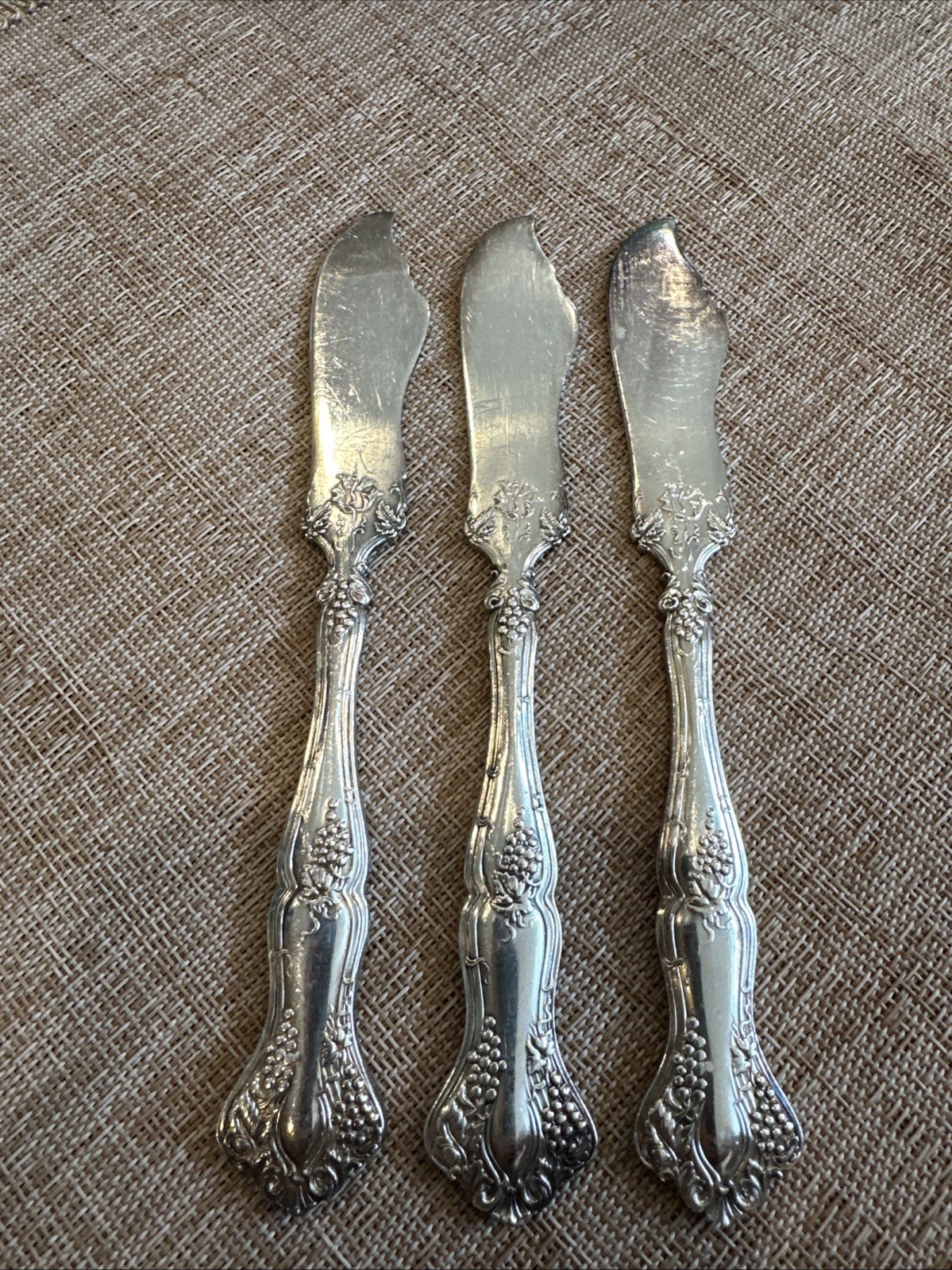 1847 Roger Bros Triple Butter Spreader Knives Vintage Pattern Vine And Grapes 3