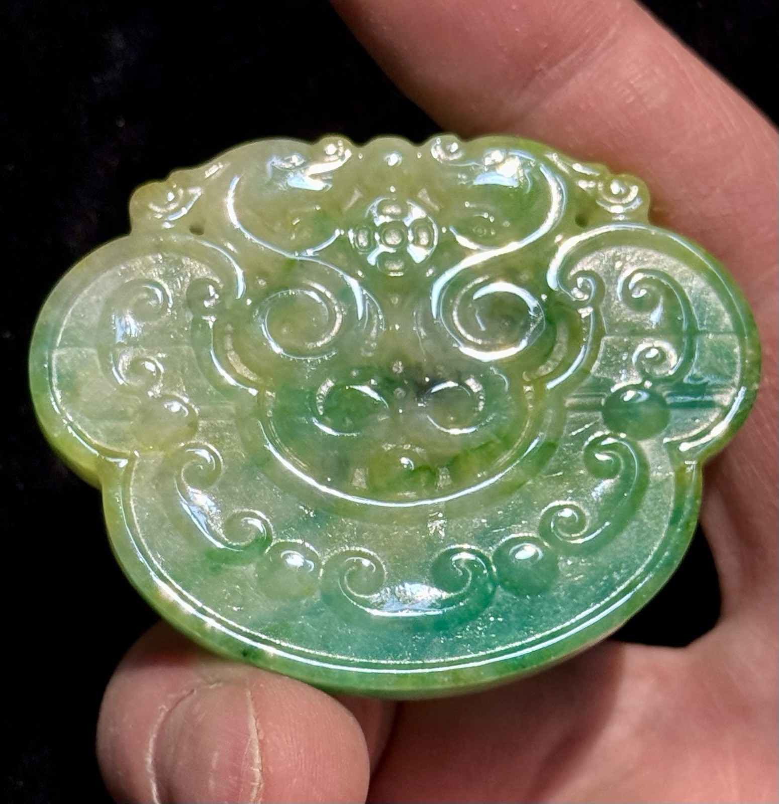 SUBLIME NATURAL BURMESE JADEITE JADE A EMERALD GREEN CARVED RUYI LOCK PENDANT