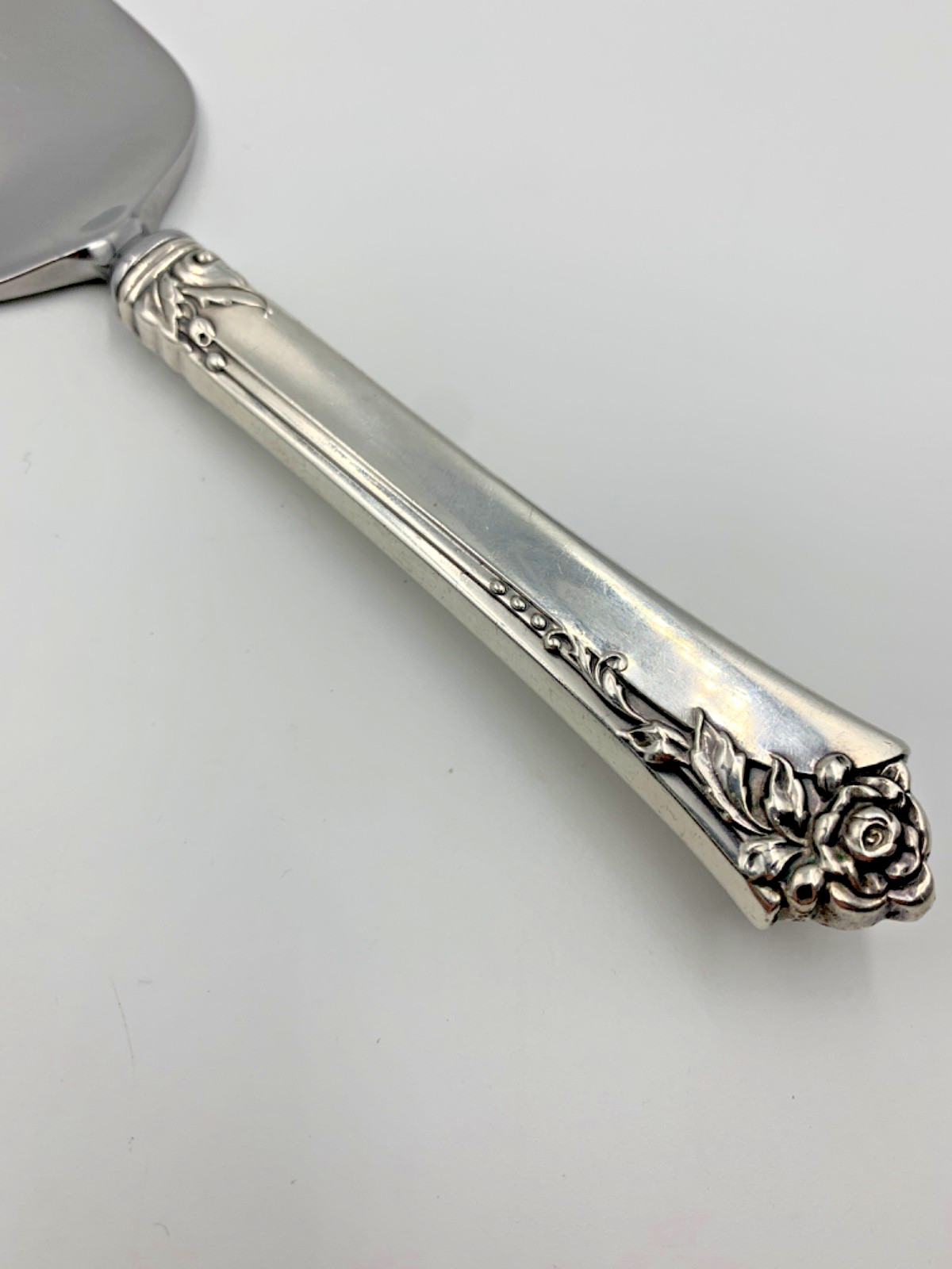Oneida Damask Rose Sterling Cake Server Silver Handle 10-1/2″ AAR-12/25