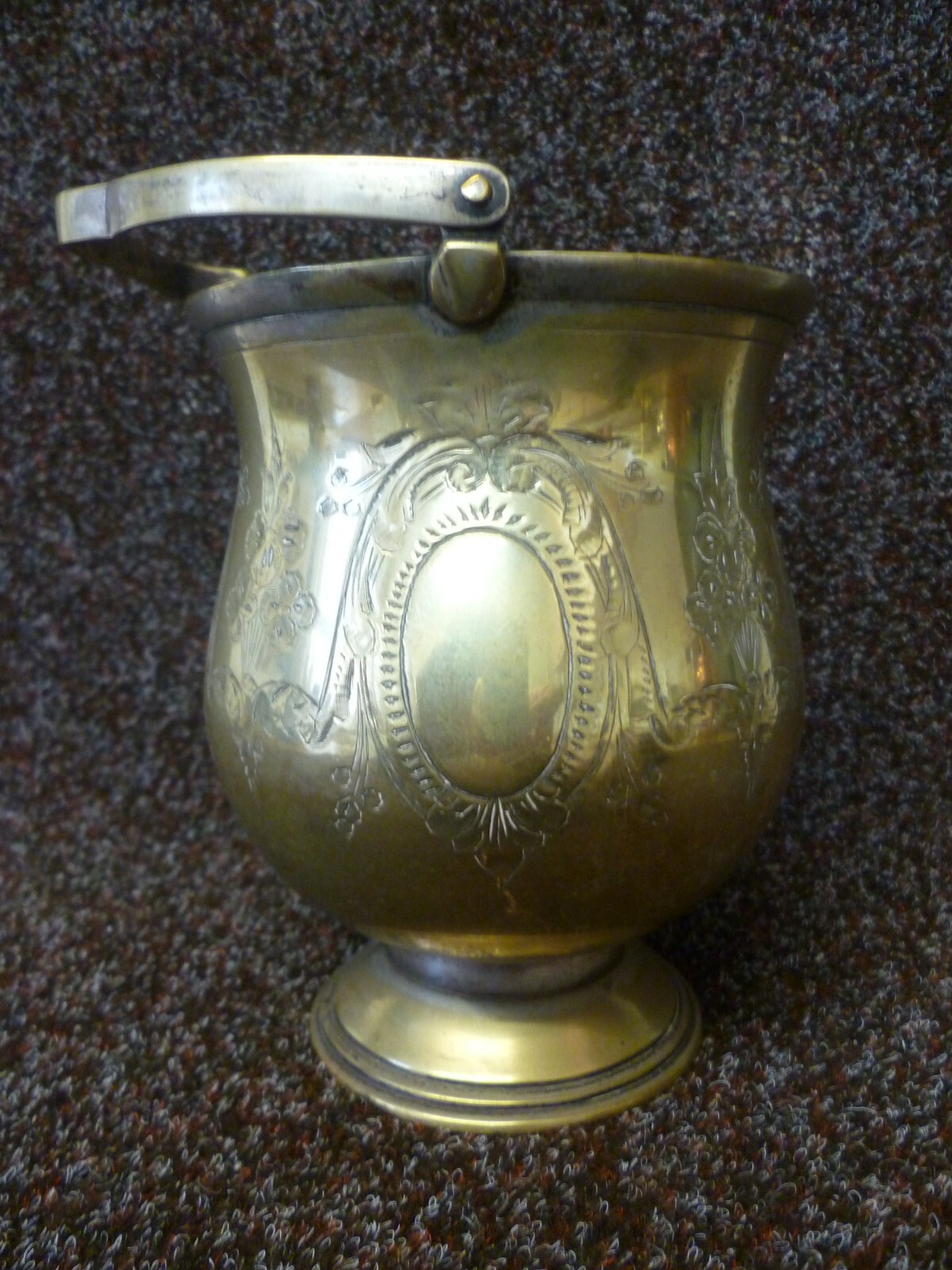 AN ANTIQUE INDIAN HAND CHASED BRASS FLOWER POT HOLDER. VINTAGE BRASS JARDINIERE