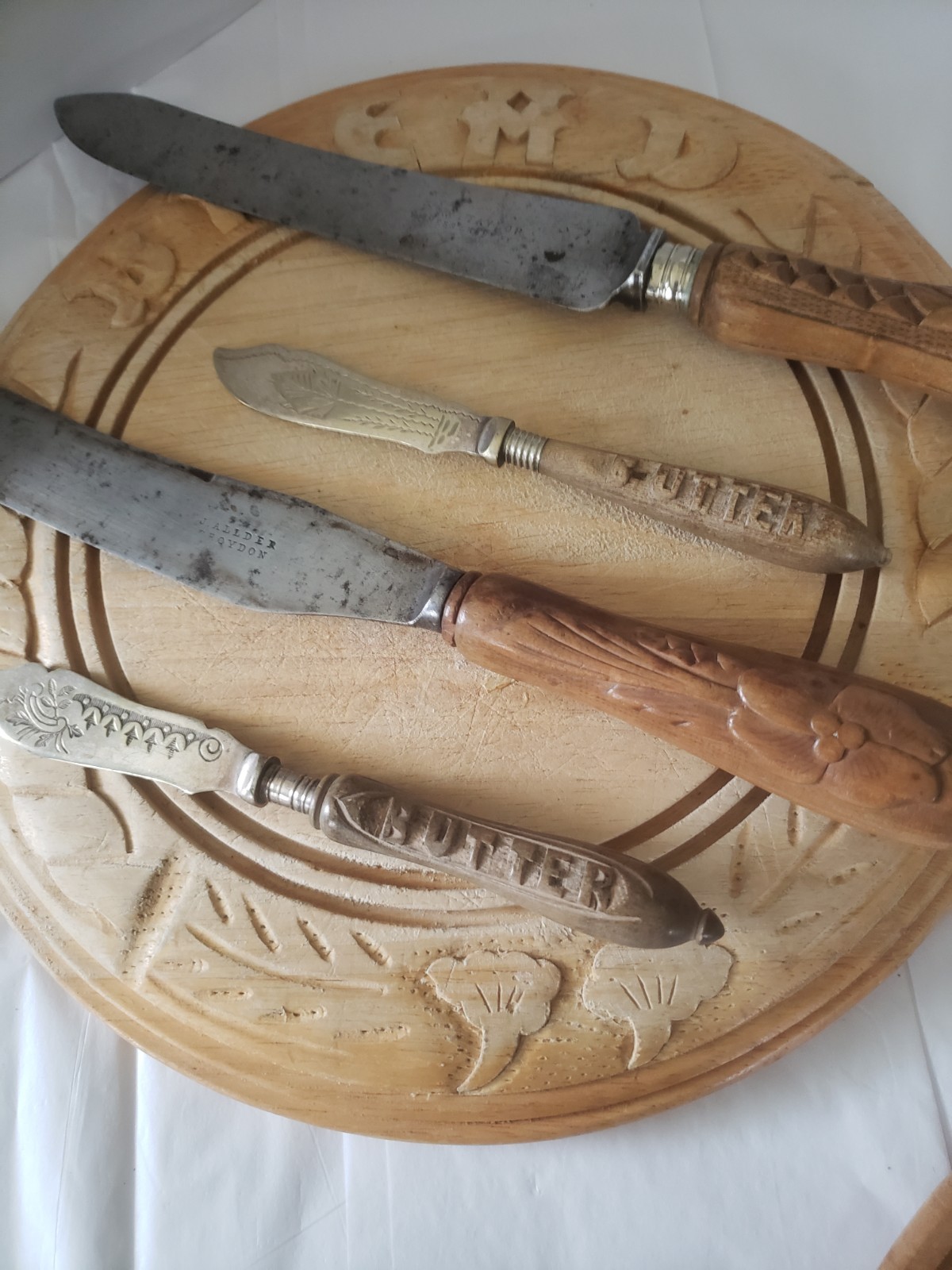 19th CENTURY ENGLISH ENGRAVED SILVER PLATED WOODEN CARVED HANDLE BUTTER KNIFE