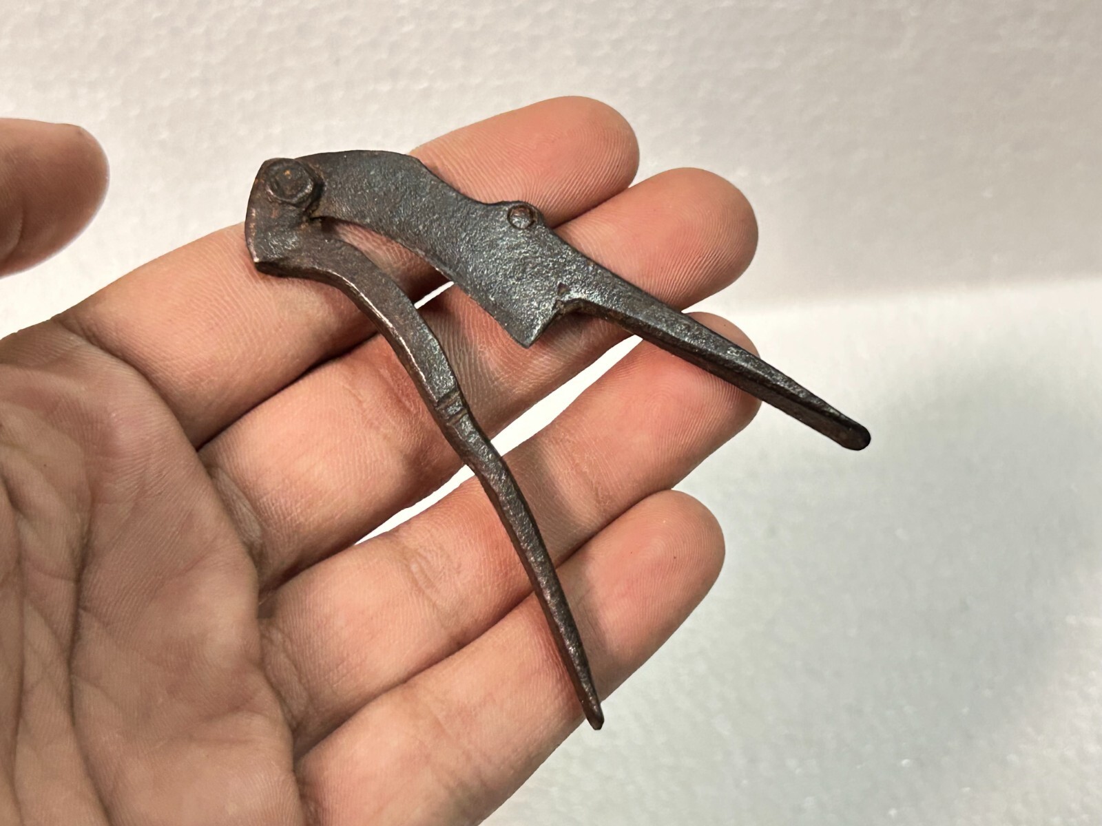RARE OLD VINTAGE HAND CARVED SMALL IRON BETEL POCKET NUT CUTTER TOOL SAROTA