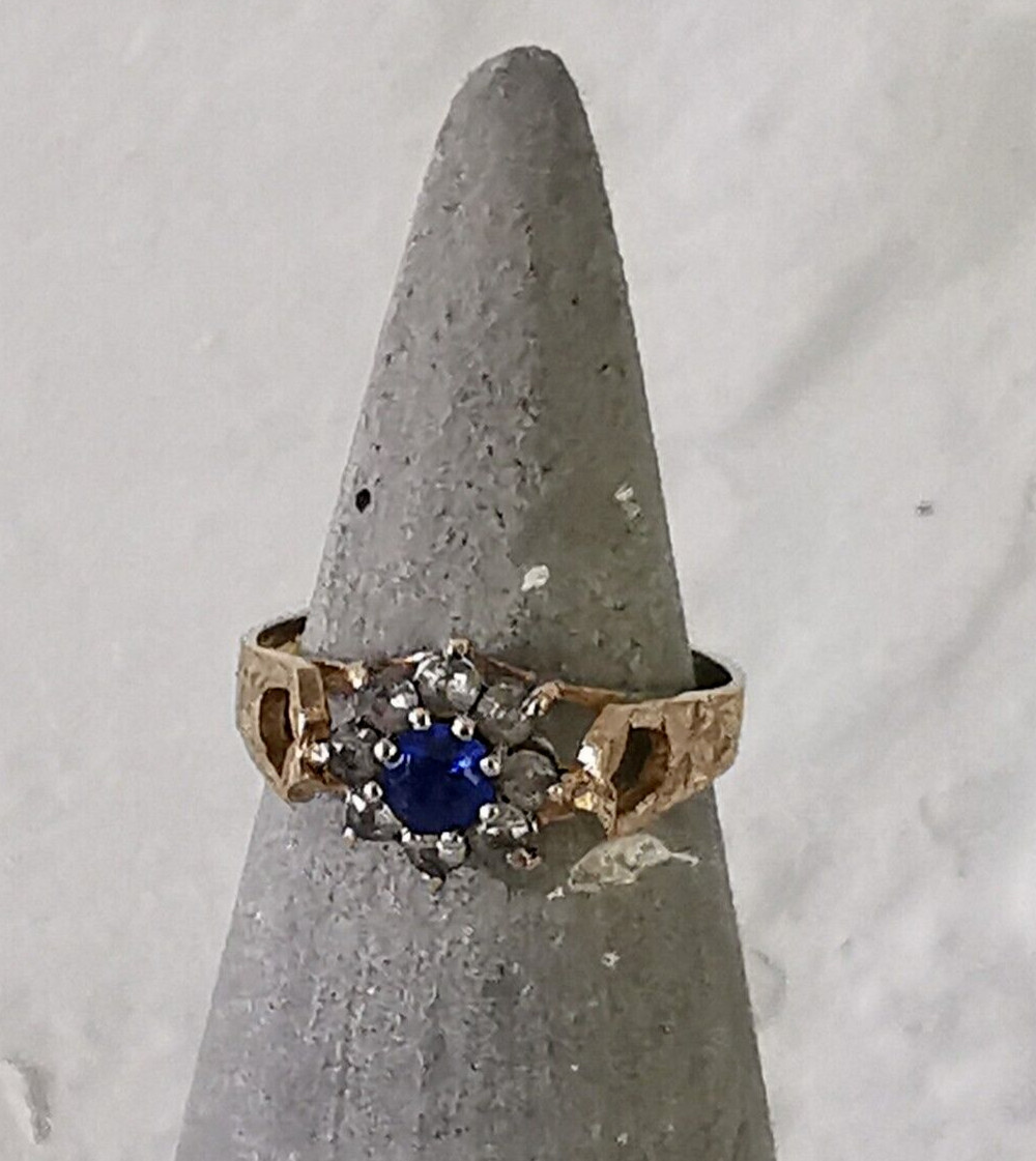 Pretty 9ct Gold Gem Set Dress Ring – Size N