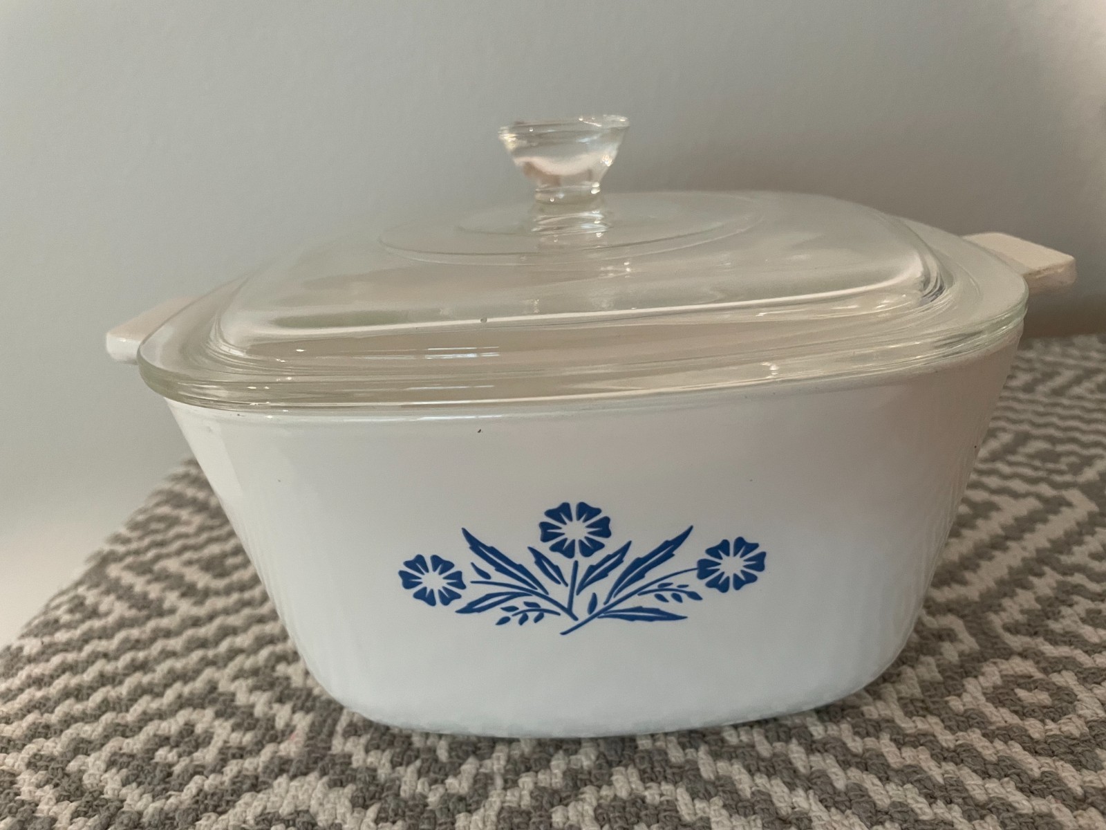 1960s VINTAGE CORNING WAR BLUE CORNFLOWER STAMP P-1 3/4-B. 1 3/4 QT