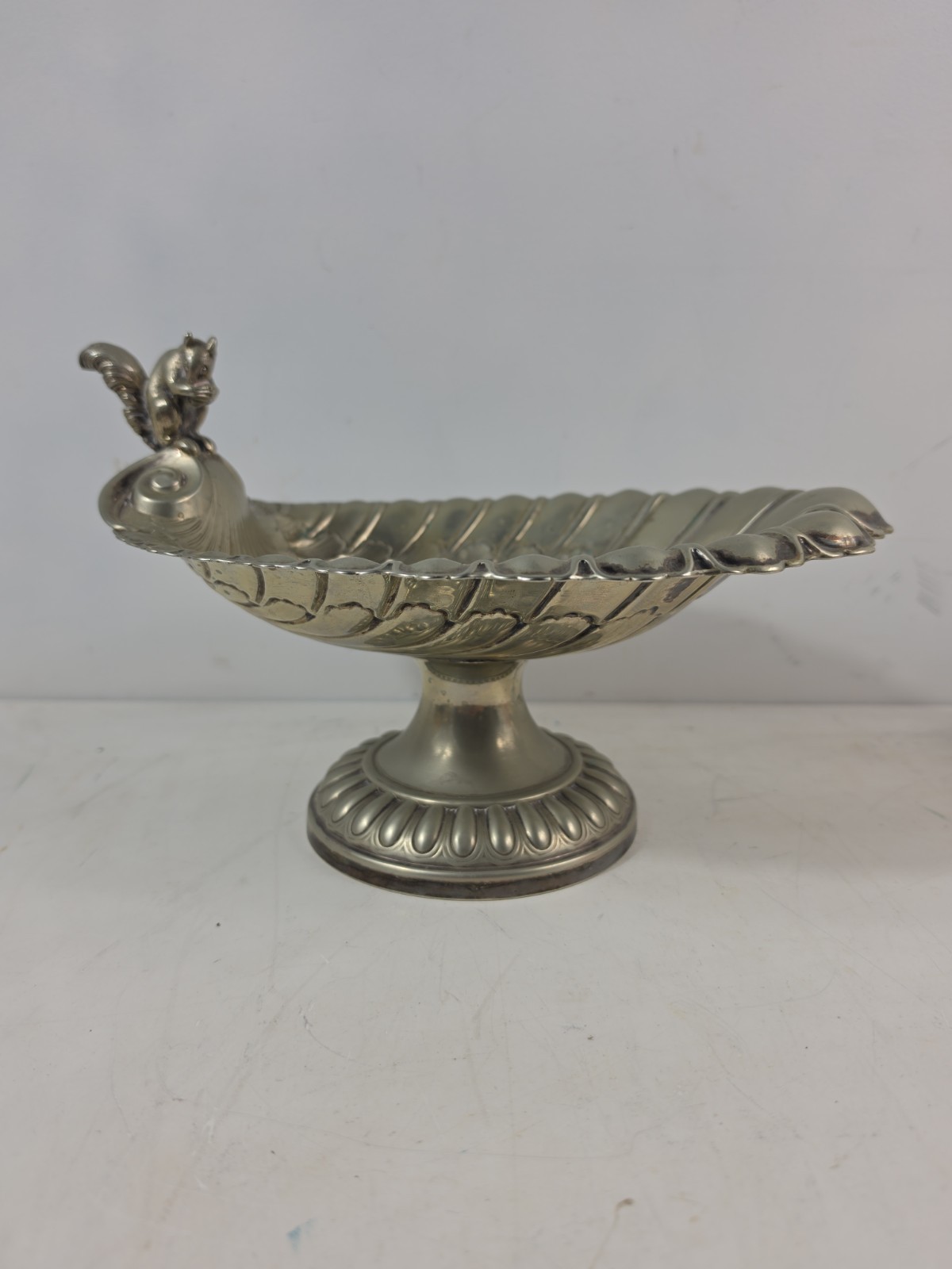 20th C Walker & Hall silver plated pedestal nut dish, surmounted by a squirrel