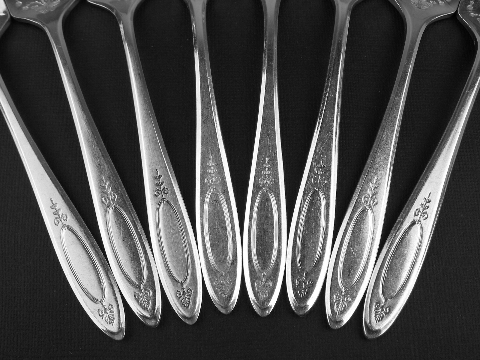 8 x Salad / Dessert Forks 6 1/8″ Oneida Community Adam 1917 Silverplate