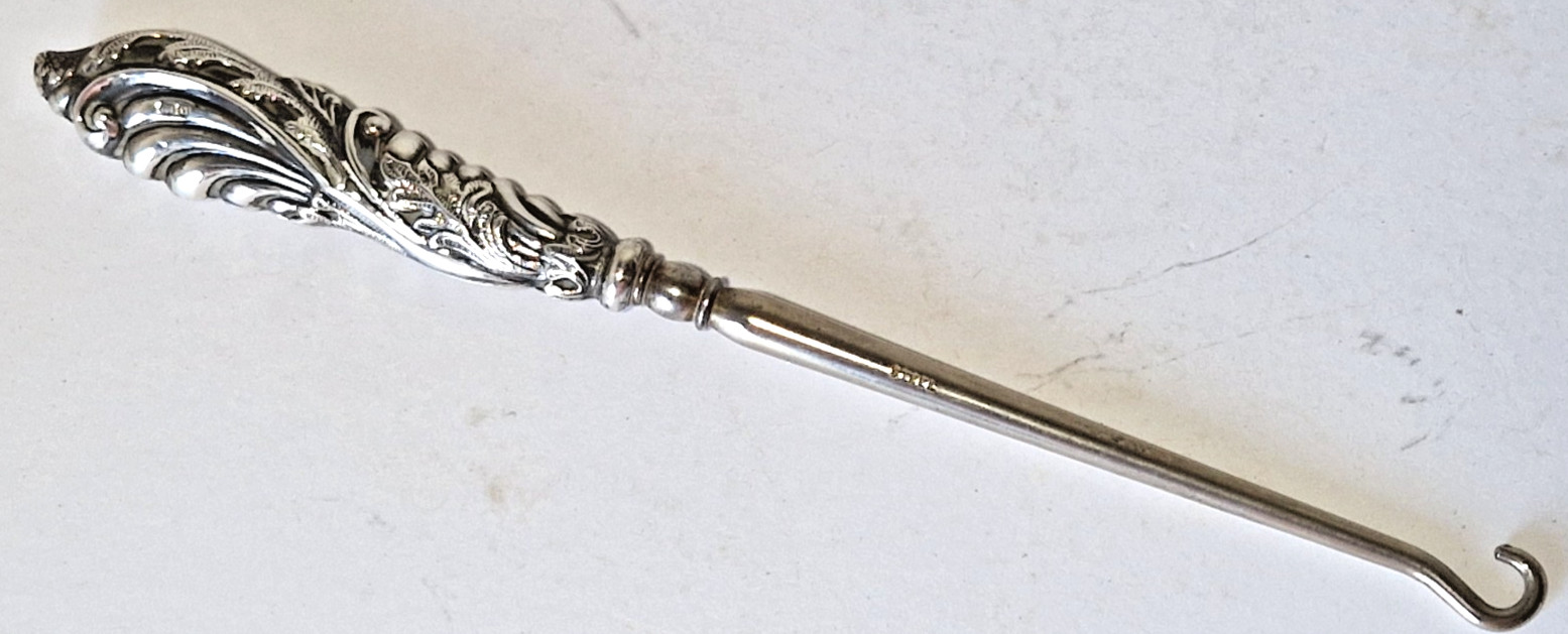 ANTIQUE SILVER BUTTON HOOK HANDLE WAVES & ACANTHUS LEAVES William Devenport 1902