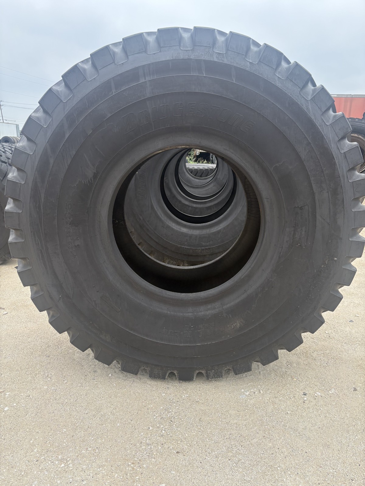 29.5 R 35 High treaded Bridgestone V-Steel T-Traction