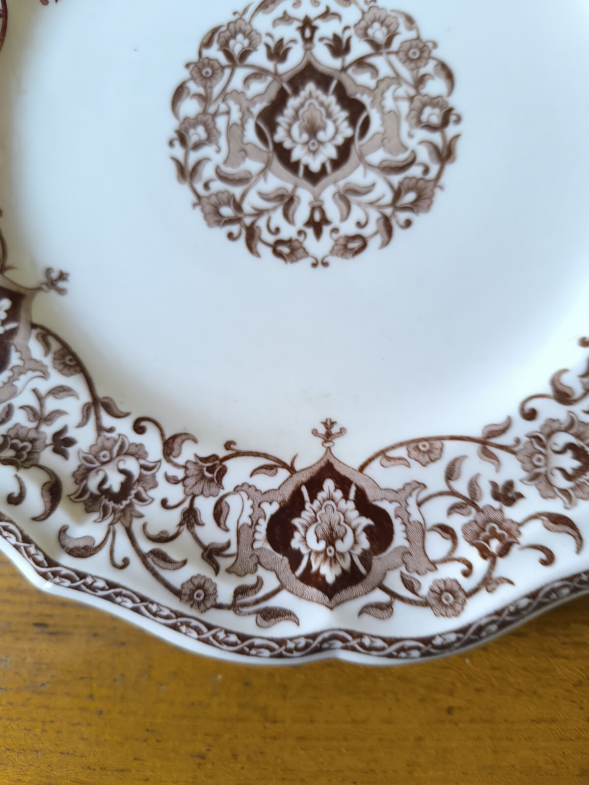 Beautiful Set Of 6 Flat Plates Faience De Gien Brown Floral Lambrequin