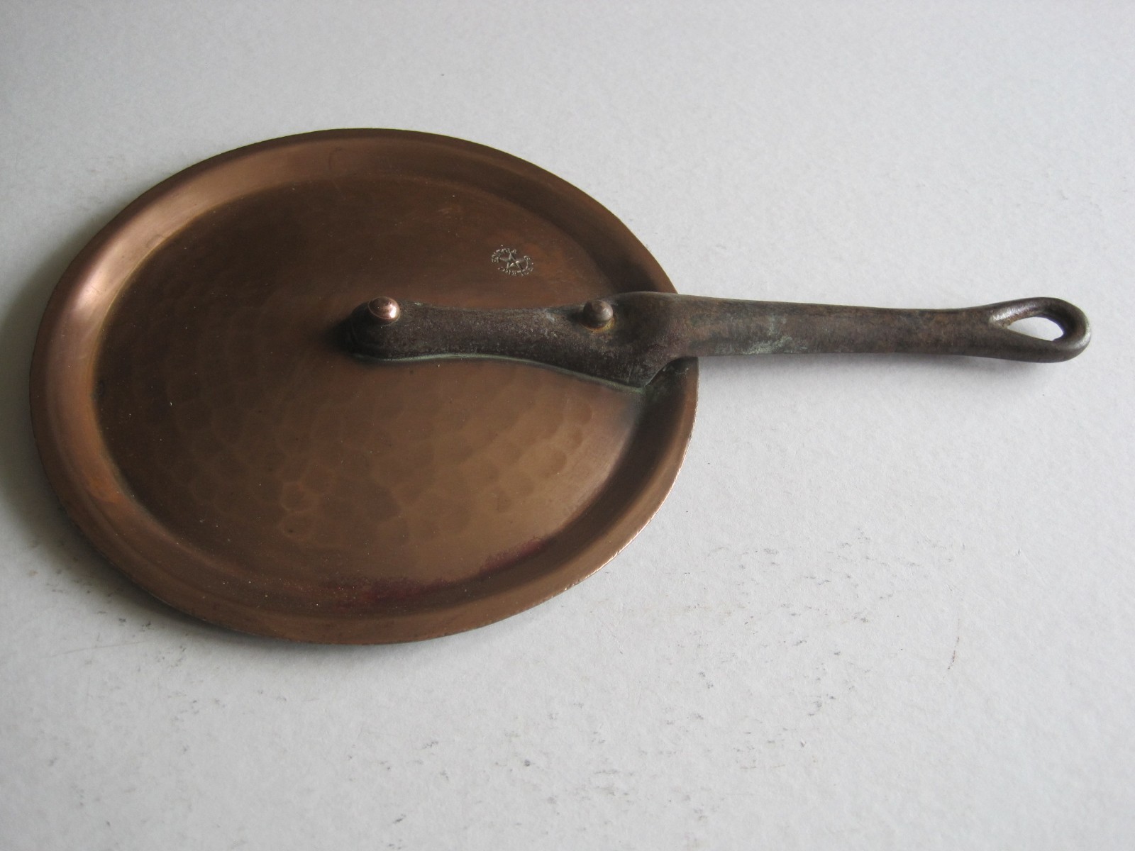 SMALL ANTIQUE FRENCH COPPER PAN LID W/ IRON HANDLE TO SUIT 14.5 CMS DIAMETER PAN