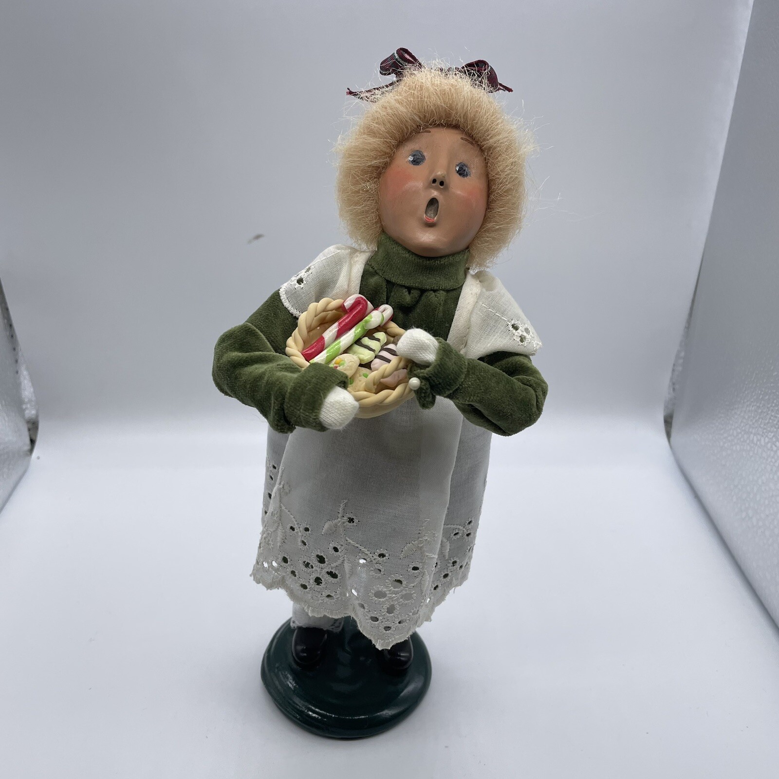 1997 Byers’ Choice Ltd. The Carolers GIRL W/ CANDY BASQUET