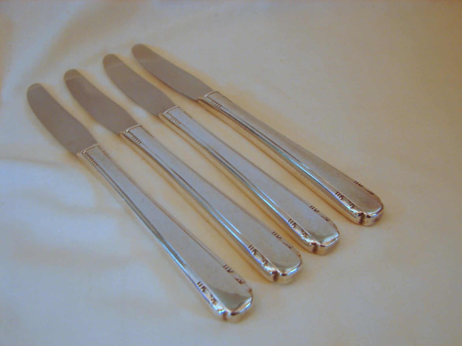 4 Old Oneida Community Silver Elaine Ptn Dinner Knives, Excellent Cond, 8-1/4in