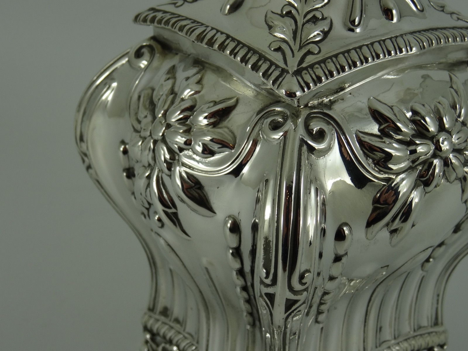 V BEAUTIFUL ENGLISH VICTORIAN SOLID SILVER BOMBE FORM TEA CADDY LONDON 1896 313G