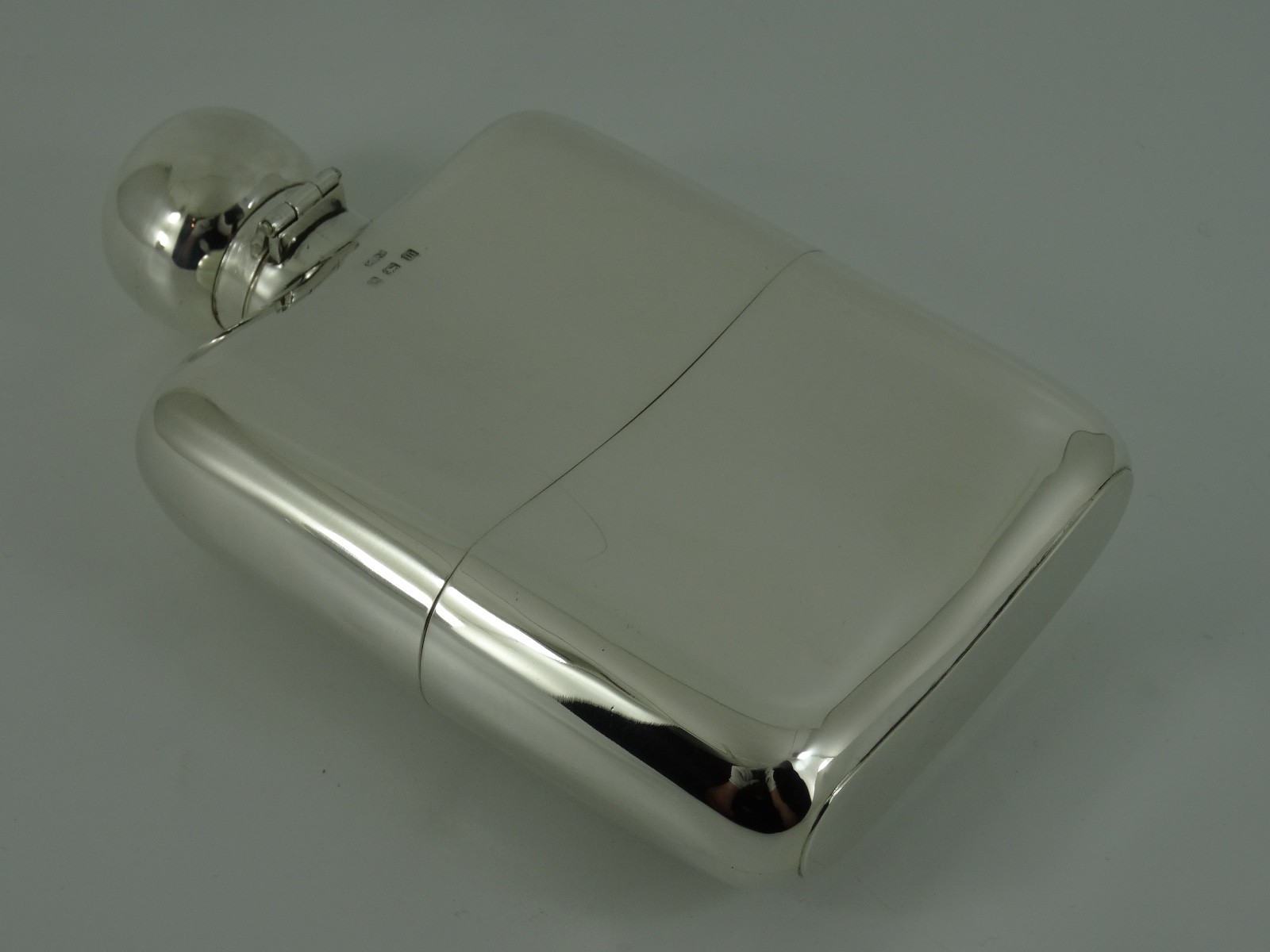 SOLID STERLING SILVER HANDSOME GEORGE V HIP FLASK & CUP BIRMINGHAM 1911 235G