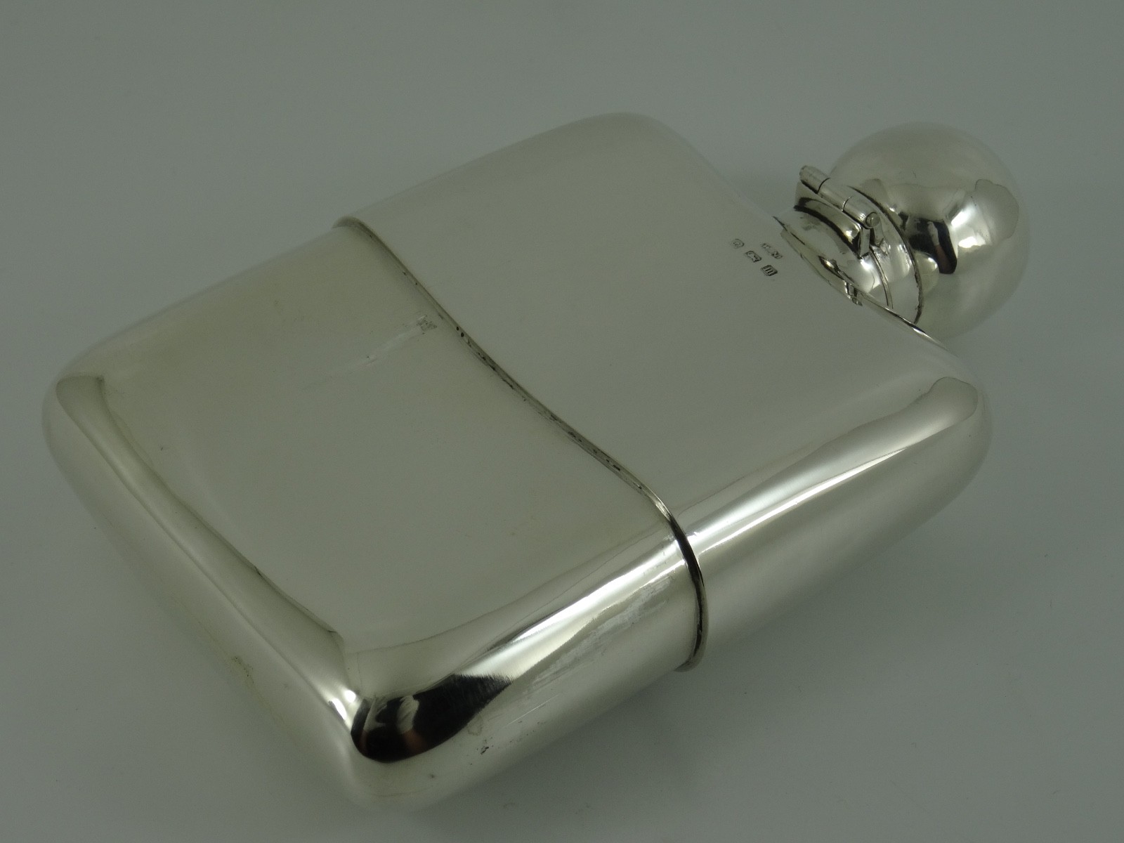 SOLID STERLING SILVER HANDSOME GEORGE V HIP FLASK & CUP BIRMINGHAM 1911 235G