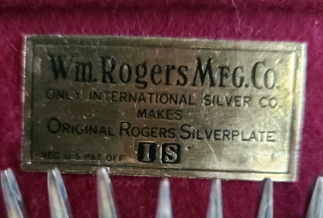 1881 ROGERS SILVERPLATED FLATWARE SET 50 PIECES IN HOLDER
