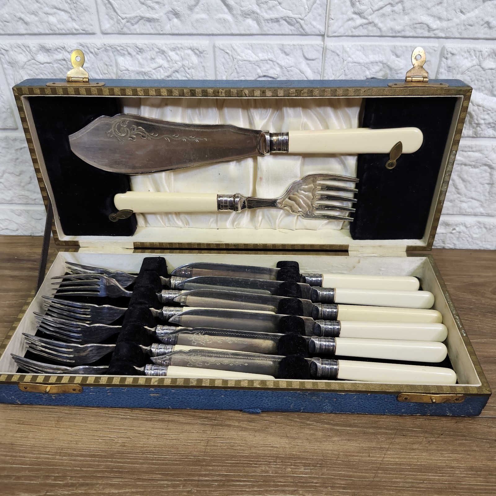 Vtg Fish Eaters plus Pair of Fish Servers in Presentation Wood Box