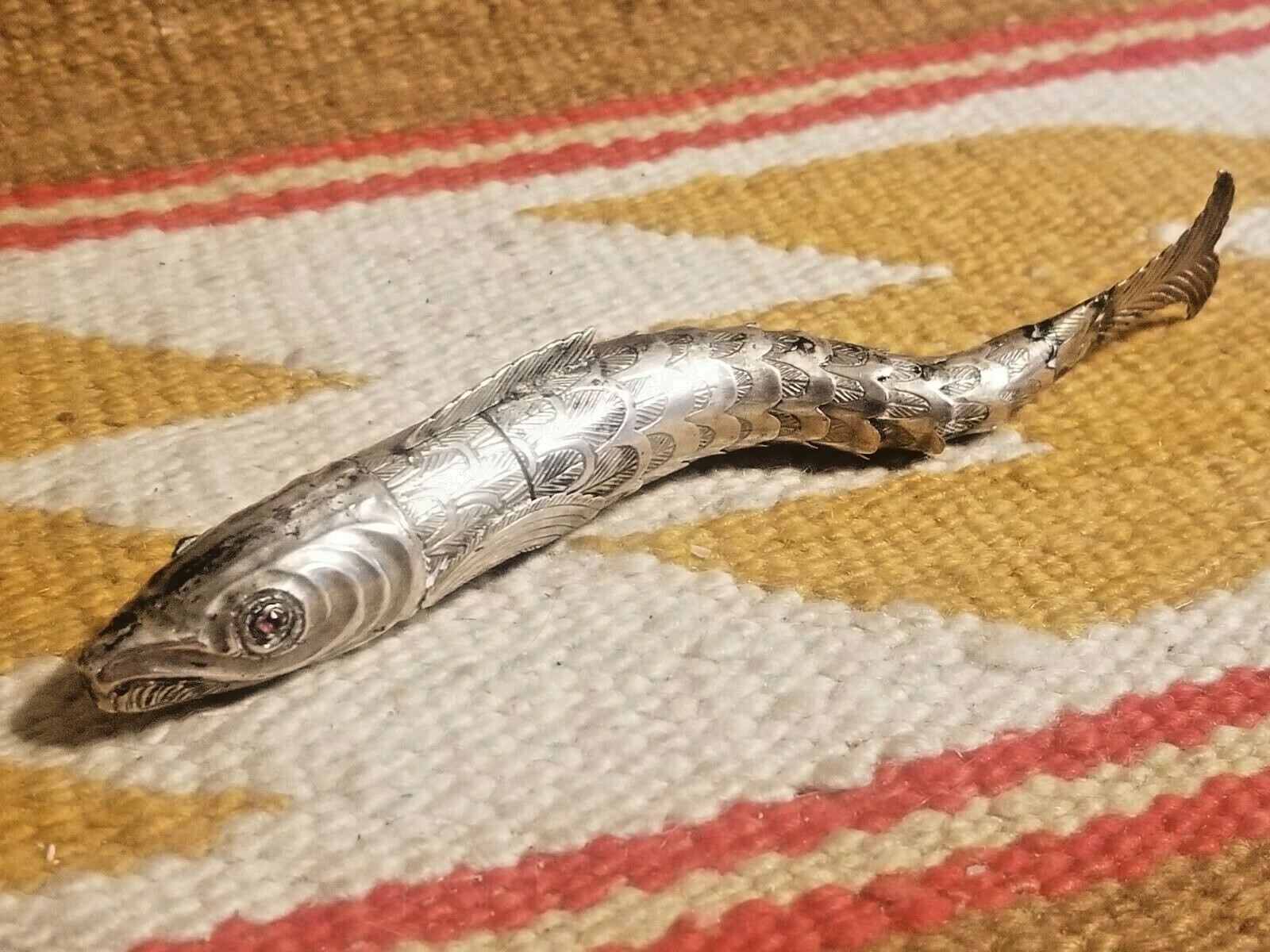 1780-1850 COIN STERLING SILVER 6″ ARTICULATED FISH SNUFF VINAIGRETTE GARNET EYES