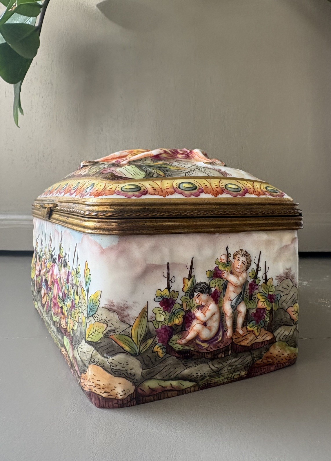ANTIQUE ITALIAN CAPODIMONTE PORCELAIN DECORATED LIDDED BOX