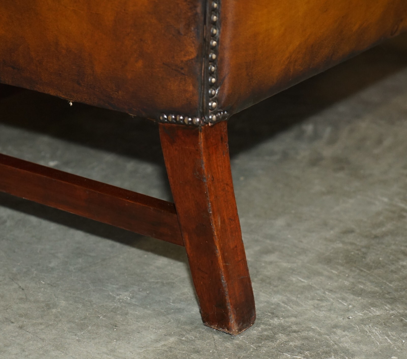 FINE ANTIQUE REGENCY HUMPBACK STYLE RESTORED BROWN LEATHER SOFA ARMCHAIR SUITE