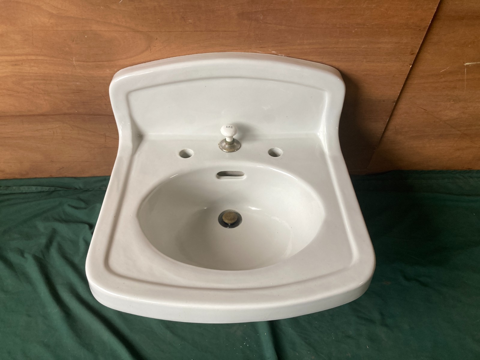 Antique 20×19 White Vitreous China Bath Wall Sink Old Trenton Potteries 361-25E