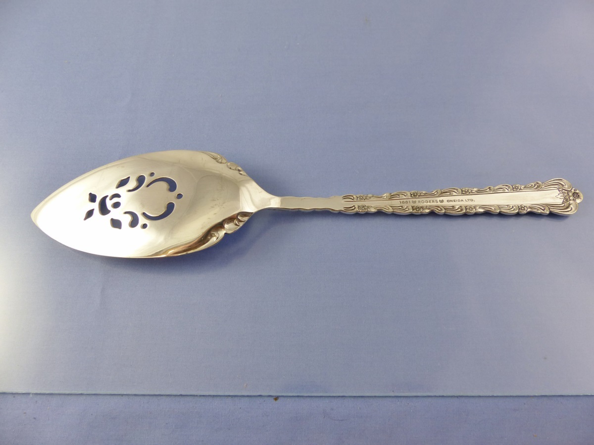 BELLFONTAINE 1973 PIERCED PIE CAKE SERVER BY 1881 ROGERS