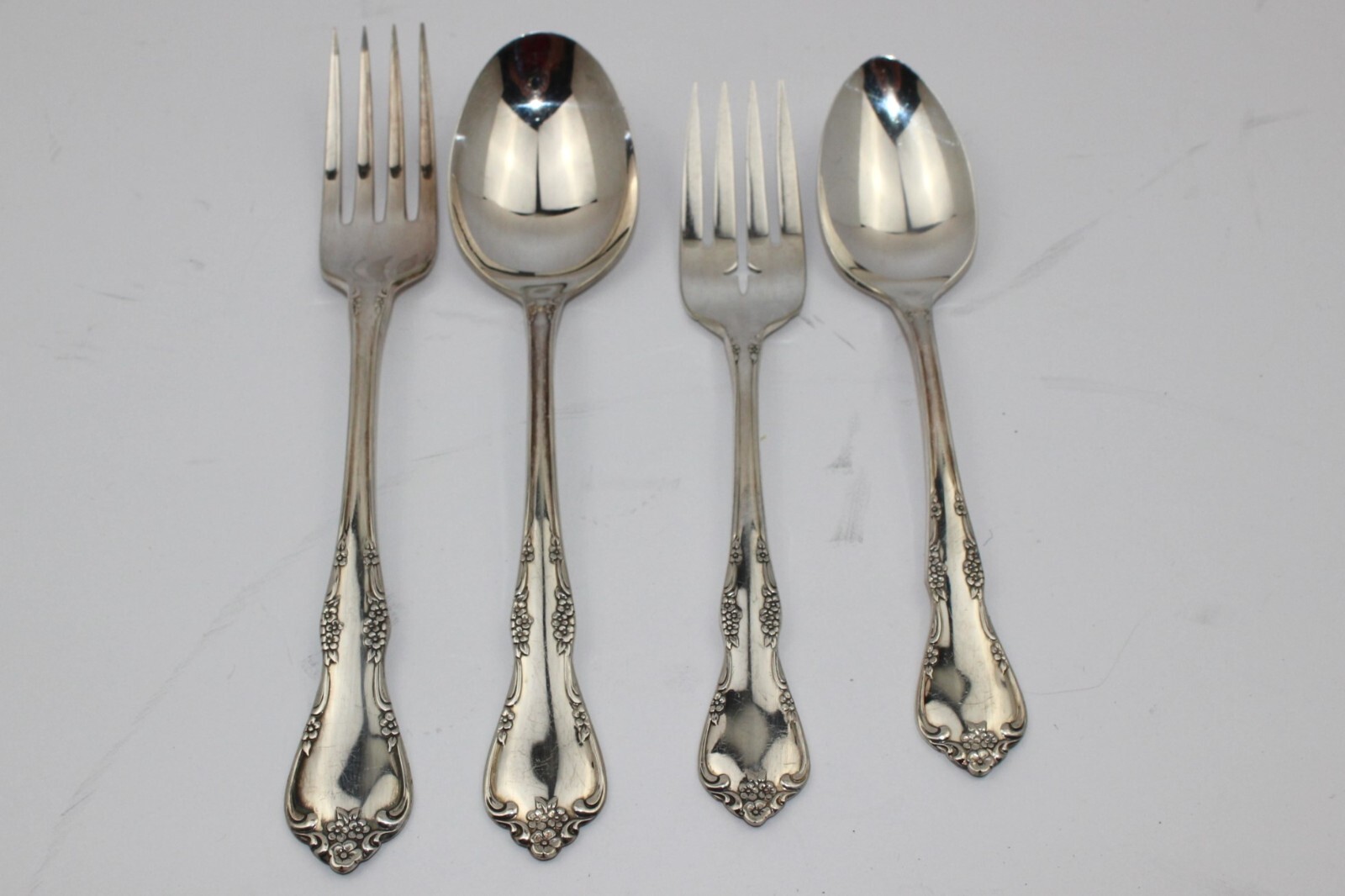 Oneida 4 pc setting silver plate Fredericksburg TBL, Tea, salad & Dinner Fork 68