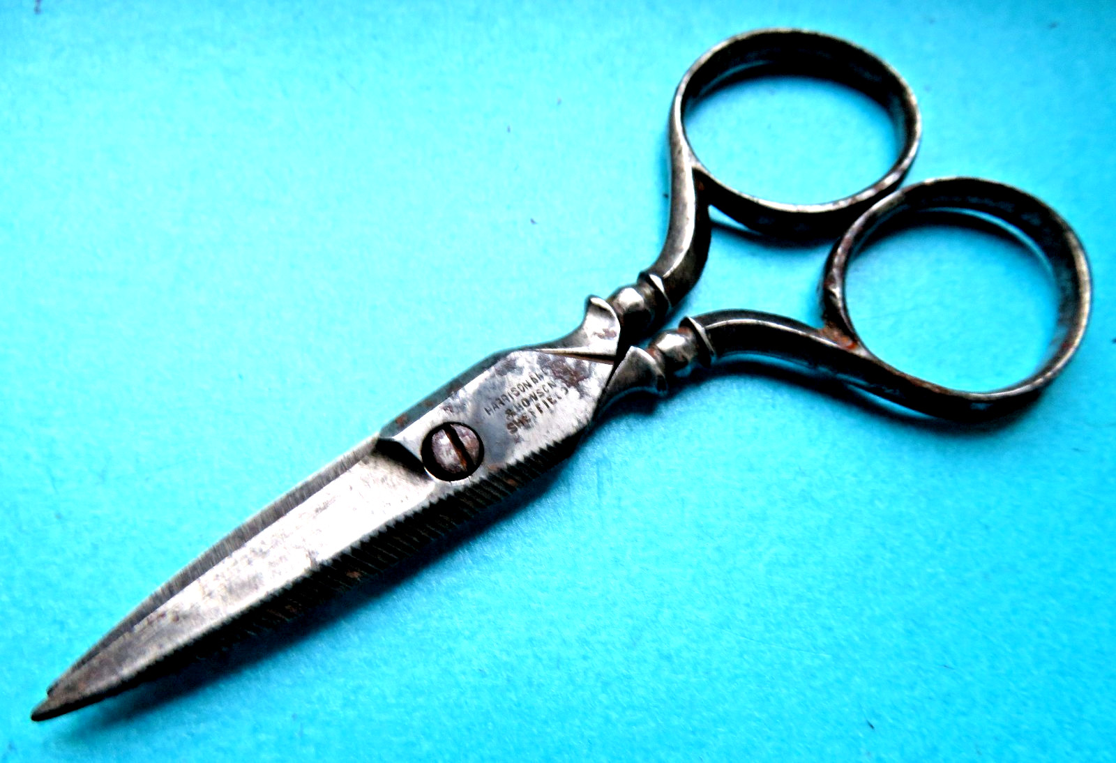 ANTIQUE SHEFFIELD MADE SMALL SEWING AID.HARRISON BROS & HOWSON,BALL ANDLES