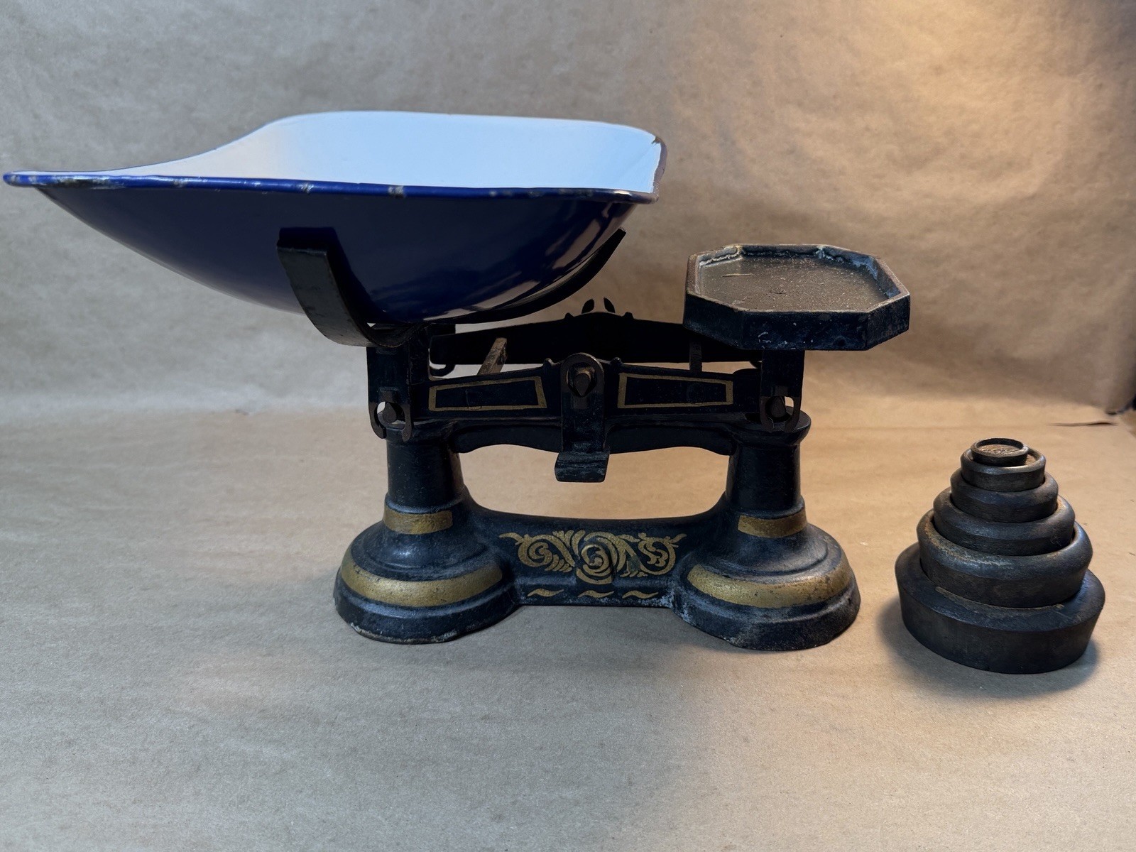Vintage Cast Iron Balance Scale w/ 6 Weights Tray Antique Kitchen Decor