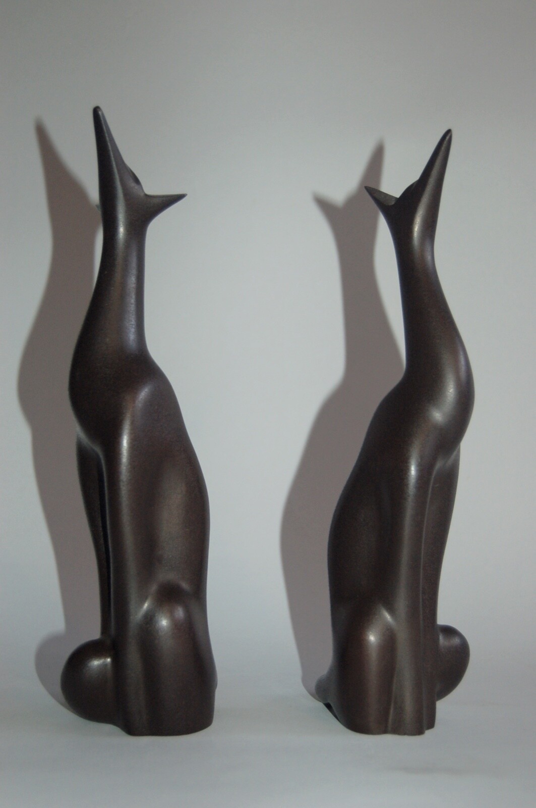 Pair of stylized foxes gazing at the moon, patinated bronze, Sakai Kozan, Japan